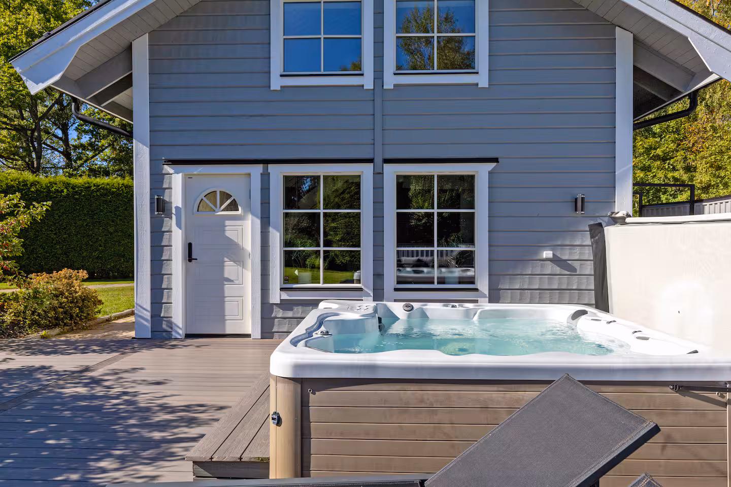 Spastuga med jacuzzi och vedbastu